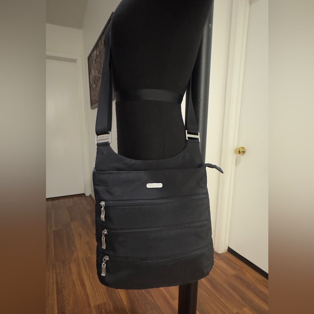 Baggallini Black Lightweight Crossbody with Multiple Zip Pockets - Picture 2 of 7